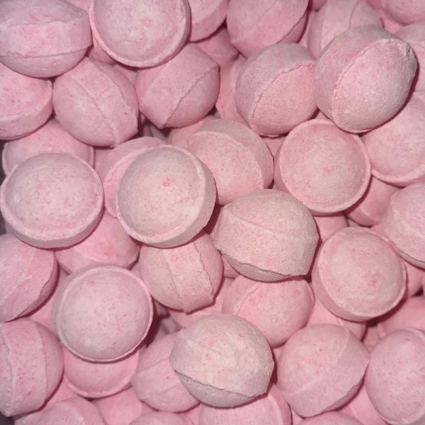 30 x Strawberry Daiquiri Cocktail Mini Bath Marbles Fizzers Bath Bubble & Beyond 10g